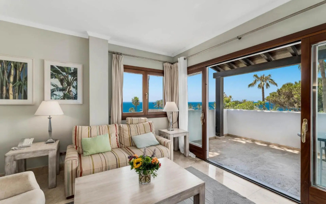 Suite with sea views within Hotel Puente Romano Marbella