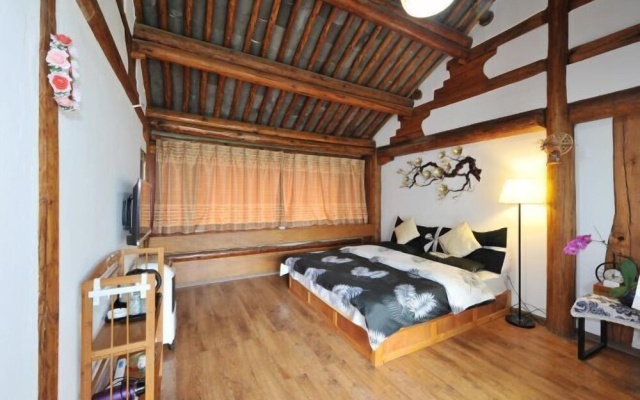 Dali Ancient Town Flower Court Moon House B&B – Guest Rooms – Dali