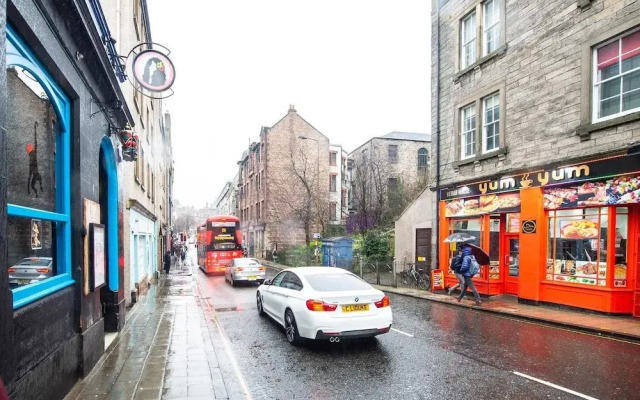 Old Town Edinburgh Apartment: Heart of the Action