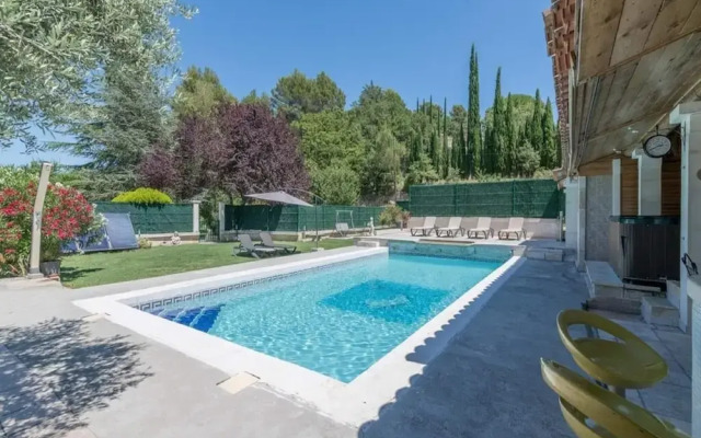 Superb House With Pool Near the Luberon
