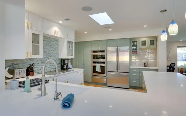 Private Hot Tub & Sauna: Saulsbury Guest House