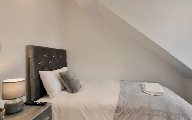Lovely Modernist 4 Bed House