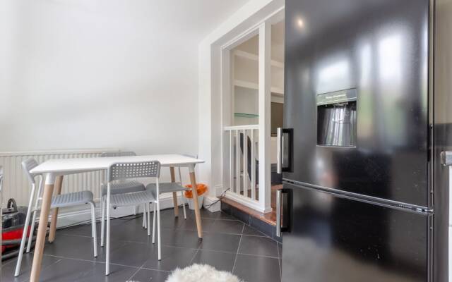Modern 2 Bedroom in Queens Park With Garden