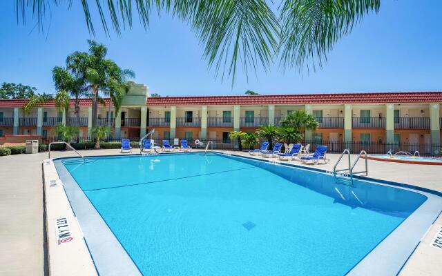 Clarion Inn & Suites Central Clearwater Beach