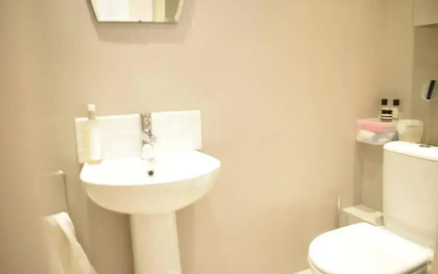 West Kensington Stunning 2 Bedroom Flat With Balcony