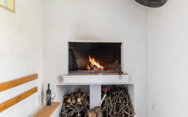 Tonina - house with patio, jacuzzi, free parking