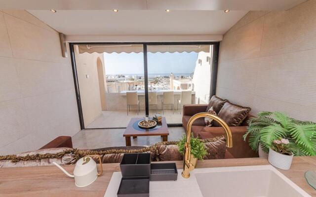 Peach Seaview 3 Bedroom Apartment