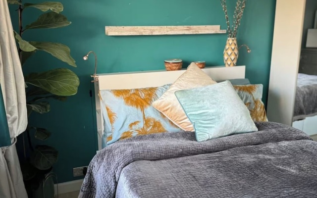House - Sleeps 6 - Private Garden & Parking