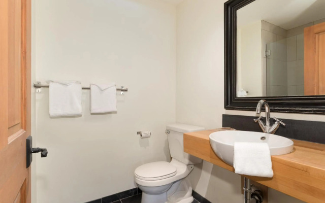 Glacier Lodge - Luxury Condo