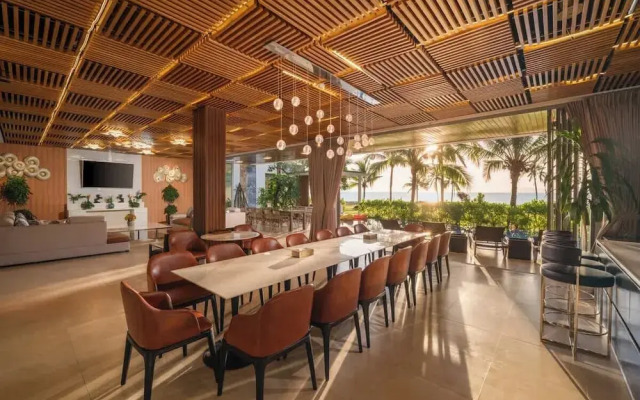 8BR Beachfront Eden: Luxury Events & Getaways