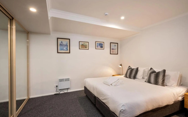 Lhotsky 1 Bedroom apartment with secluded outlook and onsite parking