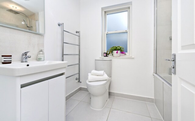 Superb Maisonette With Patio Garden Close to Battersea Park by Underthedoormat