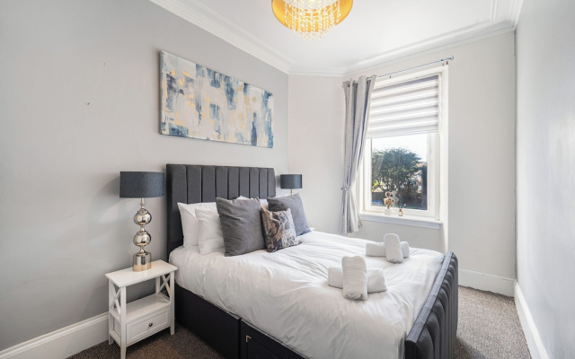 Central Aberdeen Flat Holburn St Workspace Parking