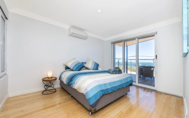 Ocean Sunset - Luxury Apartment With Ocean Views