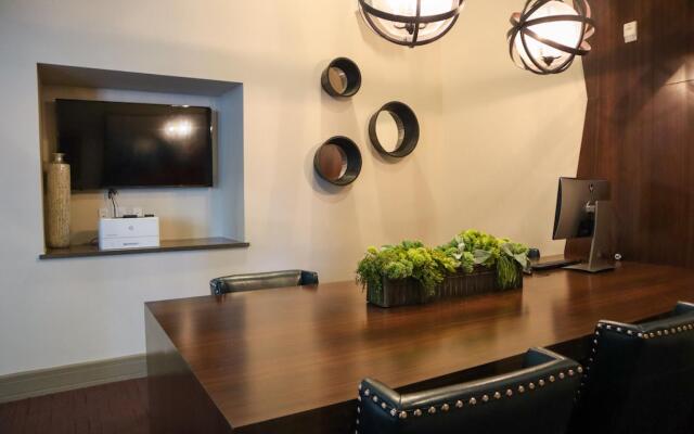 Modern 2BR Apartment Downtown Location