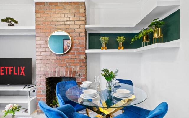Comfortable 2 Bedroom Flat Overlooking the park