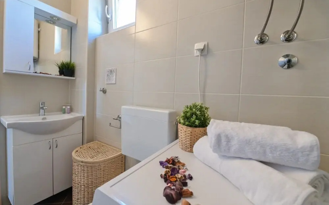 Sunny apartment with a Private Pool