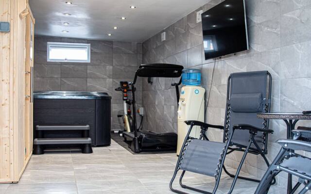 Private Hot Tub, Sauna, Ice Bath Gym Apartment