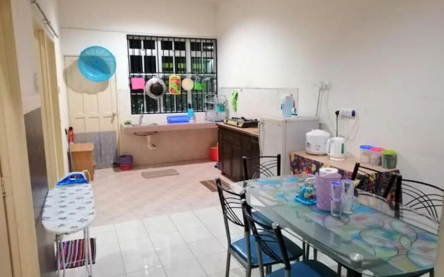 Syaqisya Homestay 3