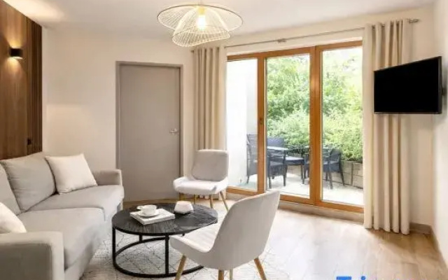 Porte de Versailles studio with terrace