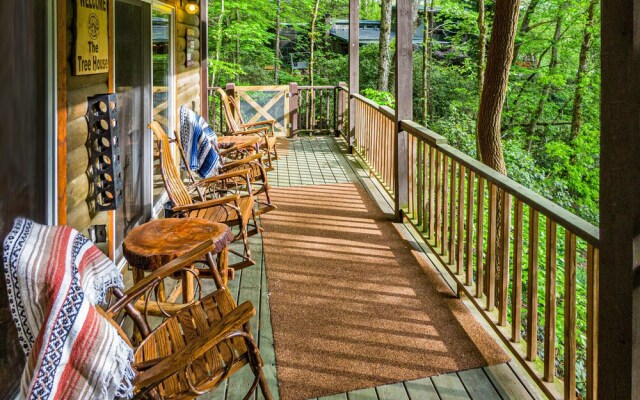 Bear Creek Lodge and Cabins in Helen Ga - Pet Friendly, River on Property, Walking Distance to downtown Helen