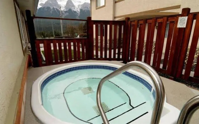 Banff Boundary Lodge