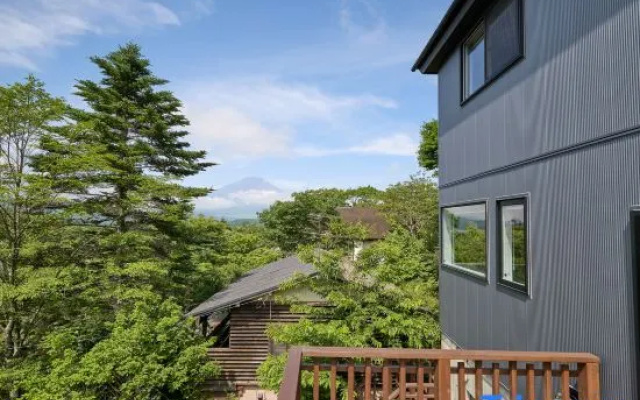 Adult villa with sauna, BBQ & fire pit, Mt. Fuji & lake view — COCO VILLA YAMANAKAKO – Outside – Yamanakako