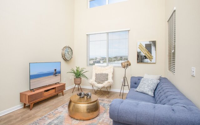 Irvine Deluxe Design Suites by A