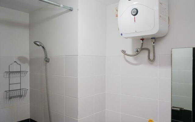 Cozy Stay Studio Apartment At Scientia Residence