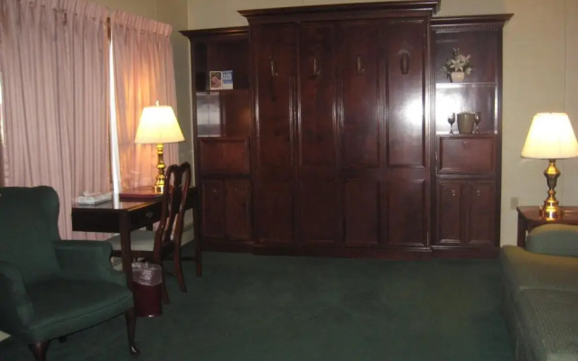 Lockport Inn & Suites