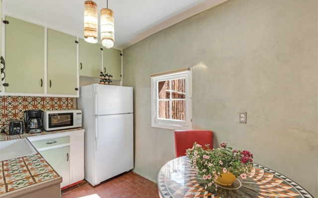 Paloma - Historic Adobe One Block To Canyon Road, Five Blocks To the Plaza, Gorgeous Furnishings, Fireplace, Hot Tub