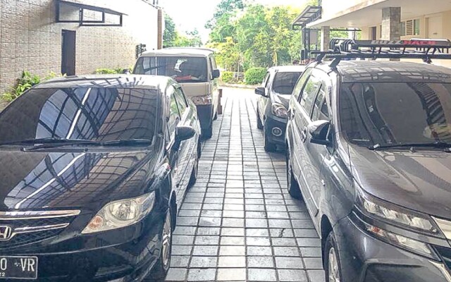 RedDoorz Syariah near Graha Pena