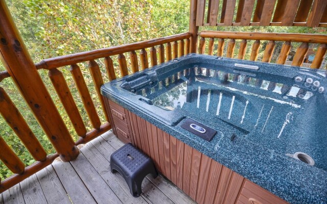 Spacious Cubby Bear Cabin with Private Hot Tub by Redawning