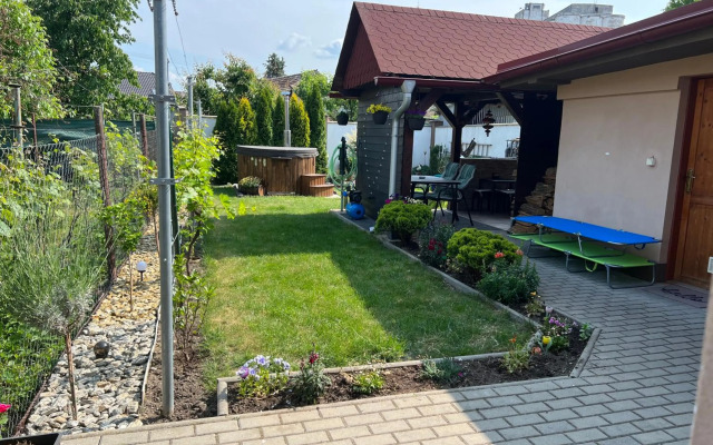 Priestranný dom v tichej časti mesta Levice.