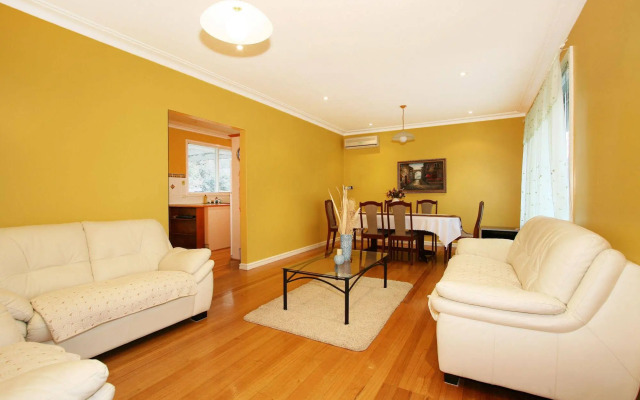 Roseland Holiday House