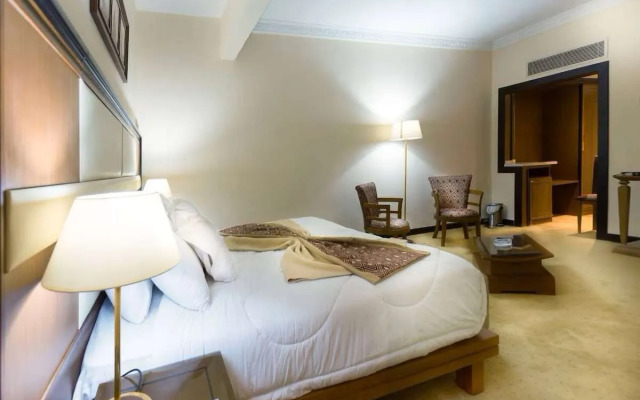 Chain Luxe Paradise Hotel