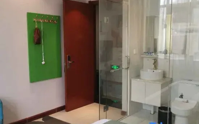 Zhengzhou Junyue Fashion Hotel (Yutong Company Huanghe Nursing College)