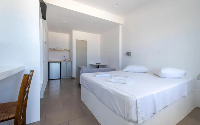 Lorenzo Studios and Suites Paros