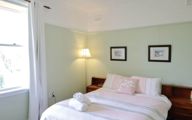 Cosy Sun-filled Cottage – Guest Rooms – Tenterfield