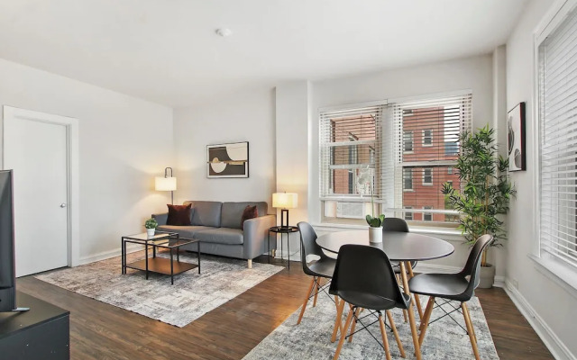 Sleek 2BR - Hyde Park 405