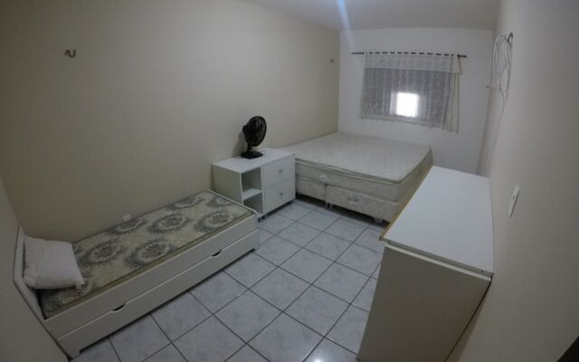 Apto 4 suites com ar para 15 pessoas