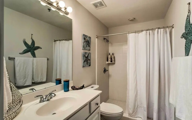 3rd-floor Riverfront Condo: Walk to Downtown Eats!