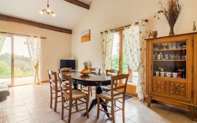 Quaint Holiday Home in Blanquefort-sur-briolance With Pool