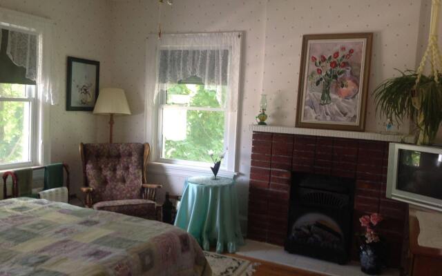 10th Avenue Guest House & Suites