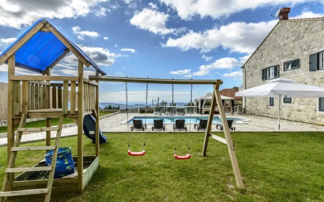 Villa Pave - Six-bedroom Villa With Terrace and Swimming Pool