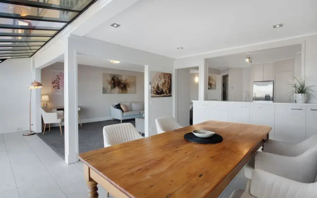 Parnell Vista 2BR Apartment with Seaview