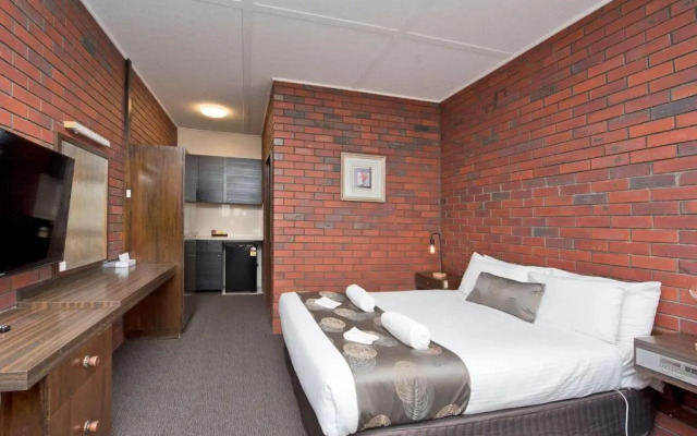 Hi Way Eight Motor Inn