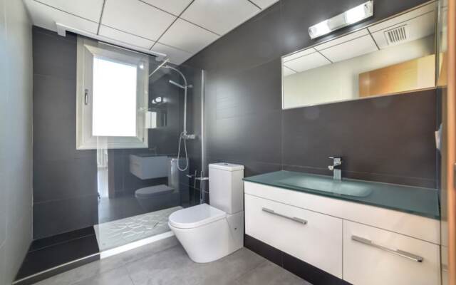 Villa - 5 Bedrooms with Pool, WiFi and Sea views - 105047