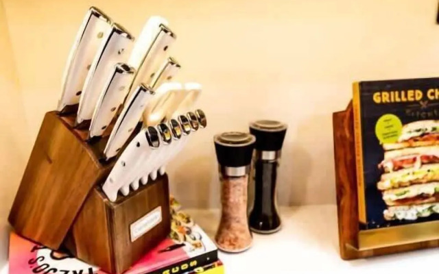 Best Location in Downtown NB Golf Cart Included!