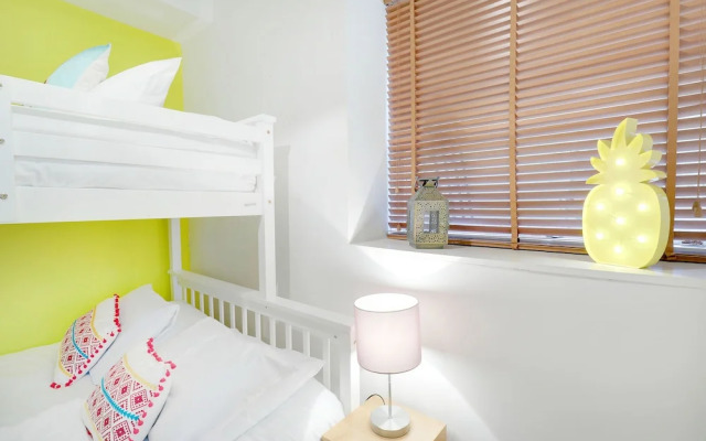 Brighton Getaways-Seaside Patio Apt